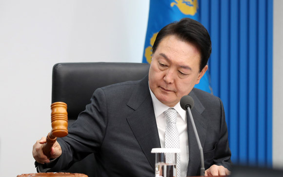 윤석열 대통령은 감사원의 태양광 비리 감사 결과와 관련해 태양광 사업 의사결정 라인 전반에 대한 철저한 조사를 지시했다. ⓒ 연합뉴스