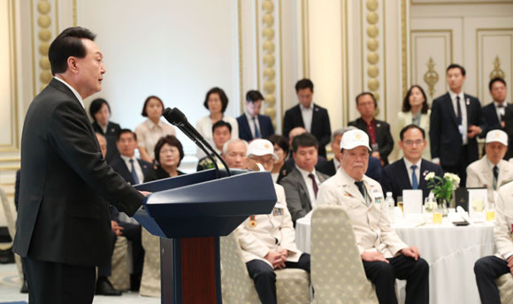 대통령은 지난 6월6일 제68회 현충일 추념식을 마치고 42년 만에 역대 대통령 중 처음으로 대간첩 작전 전사자 묘역을 방문한 바 있다. ⓒ 연합뉴스