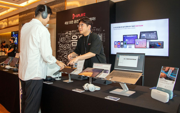 AI 기반 공간별 맞춤 음악을 서비스하는 어플레이즈 관계자가 공간 특성에 맞는 음악 서비스에 대해 설명하는 모습. ⓒ 현대자동차그룹