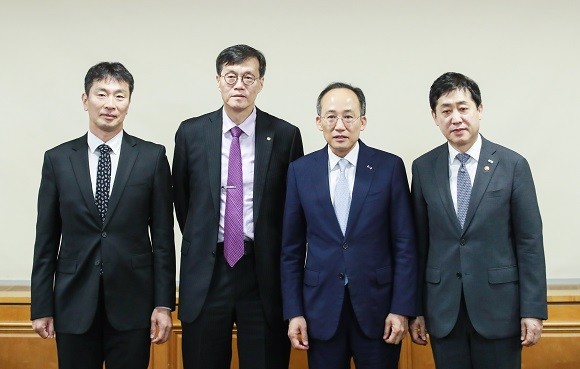 (왼쪽부터)이복현 금융감독원장, 이창용 한국은행 총재, 추경호 부총리, 김주현 금융위원장. ⓒ 한국은행