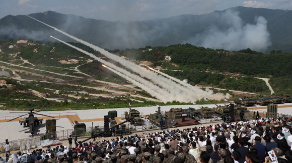 '023 연합·합동 화력격멸훈련'에서 동시통합사격으로 MLRS(M270, 다련장로켓)이 발사되고 있다. ⓒ 연합뉴스