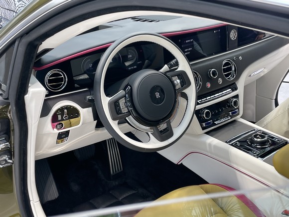 실내는 그레이스 화이트(Grace White) 및 샤르트뢰즈 색상 조합에 피오니 핑크(Peony Pink) 시트 파이핑과 스티치 포인트를 더했다. = 노병우 기자