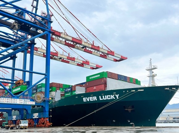 글로벌 선사 에버그린의 컨테이너 선박이 대만 타이페이항에 정박해 있다. ⓒ CJ대한통운