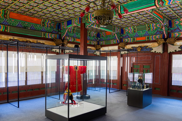 갑옷, 투구, 갑주함 3종을 재현한 작품이 전시된 모습. ⓒ 포르쉐코리아