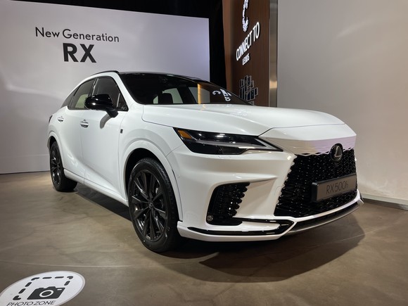 뉴 제너레이션 RX는 GA-K 플랫폼을 바탕으로 새로운 심리스(Seamless) 타입의 그릴이 적용된 스핀들 보디를 구현했다. = 노병우 기자