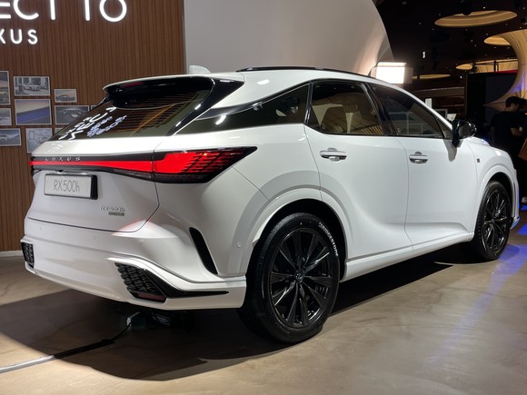 RX는 생동감 넘치고 미래지향적인 디자인이 특징이다. = 노병우 기자