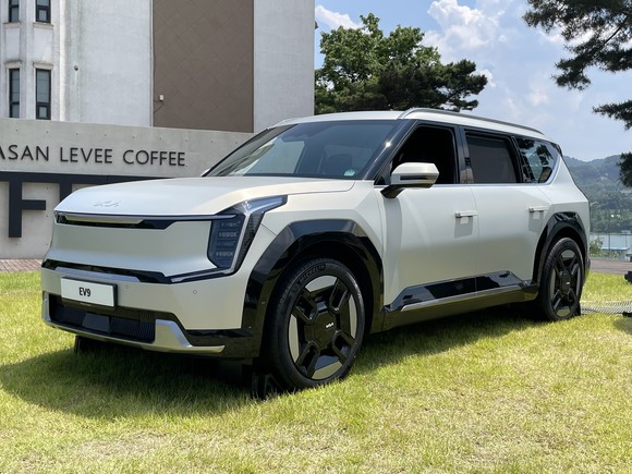 EV9은 초고장력 핫스탬핑 부품을 확대 적용하고 승객실을 구성하는 주요 차체를 최적화해 우수한 차체 강도와 비틀림 강성도 확보했다. = 노병우 기자