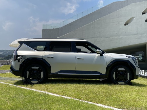 측면부는 정통 SUV를 지향하는 차체 비율로 대형 SUV의 웅장함을 전달한다. = 노병우 기자