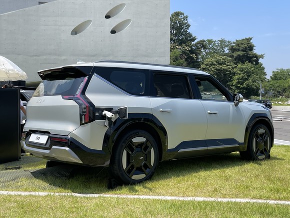 스타맵 LED 리어 콤비네이션 램프가 넓은 차폭을 강조하고 있는 후면부. = 노병우 기자