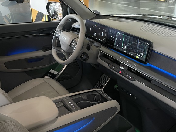 실내는 모던하고 간결한 이미지를 강조하기 위해 하이그로시 및 크롬 소재를 최소화했다. = 노병우 기자