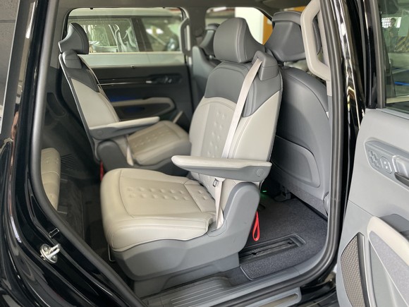 스위블 시트는 180도를 회전해 3열과 마주볼 수 있고, 정차 중 3열을 접고 테일 게이트를 열어 편안한 휴식을 즐기는 등 다양한 상황에서 활용성이 높다. = 노병우 기자