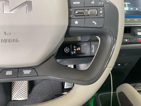 시동버튼이 통합된 컬럼 타입 전자식 변속레버. = 노병우 기자