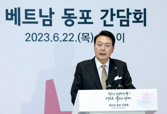 윤 대통령은 베트남 동포 간담회에서 "모국과 재외동포 사회의 발전을 위해 힘을 모아달라"고 당부했다. ⓒ 연합뉴스