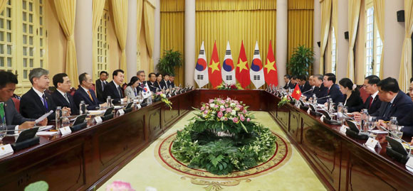 이날 협정 서명식에서 양국은 '포괄적 전략 동반자 관계' 이행을 위한 대한민국 정부와 베트남사회주의공화국 정부 간 행동계획 협정을 포함해 총 17개의 협정서를 체결했다.