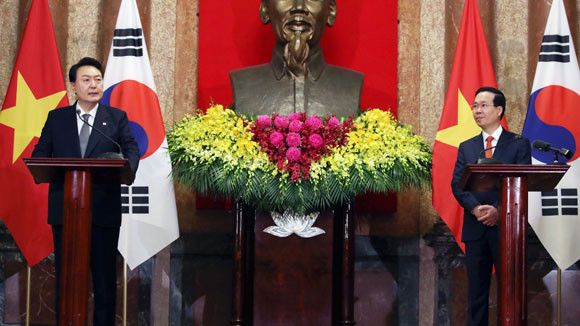 윤 대통령은 작년 수교 30주년 계기 수립한 '2030년까지 교역액 1500억불' 목표 달성을 가속화하기 위해 제도적 협력을 강화하기로 했다. ⓒ 연합뉴스