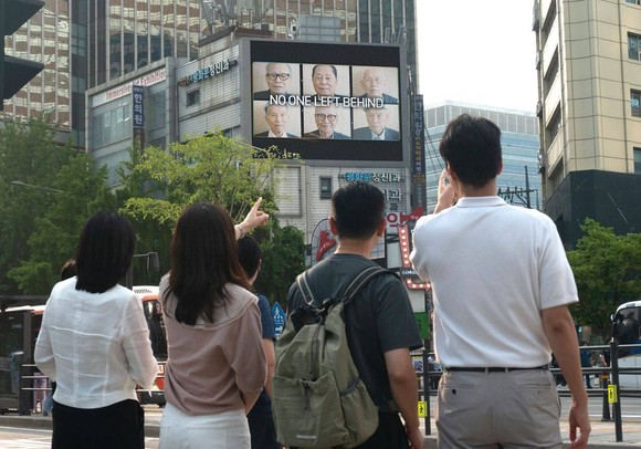 광화문 사거리에서 프로젝트를 알리는 광고 영상이 상영되고 있다. ⓒ 티앤씨재단