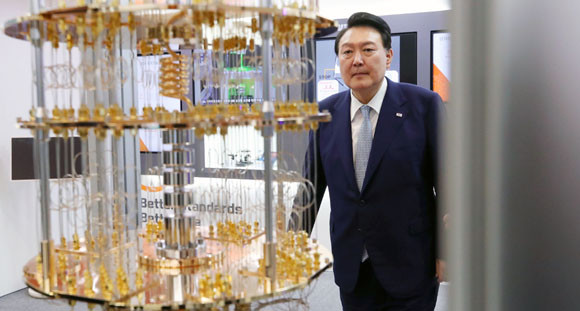 대화 종료 후 윤 대통령은 행사 참석자들과 함께 2023 퀀텀코리아 행사에 전시돼 있는 양자컴퓨터 모형, 양자센서를 활용한 뇌자도 측정장비 등을 둘러보며 양자과학기술의 현황과 미래 발전 방향에 대해 참석자들과 이야기를 나눴다. ⓒ 연합뉴스