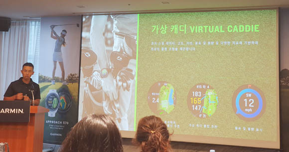 '어프로치 S70'은 △블랙 △화이트 △파우더 그레이 3가지 색상으로 출시돼 남녀 모두 스타일리시한 룩을 연출할 수 있다. = 김경태 기자