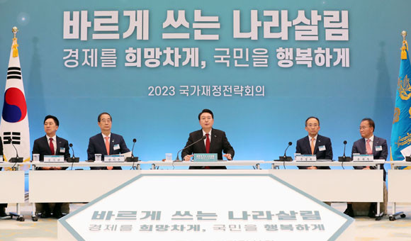 윤 대통령은 효과가 없는 예산, 노조·비영리단체 보조금은 제로베이스 전면 재검토할 것이라고 밝혔다. ⓒ 연합뉴스