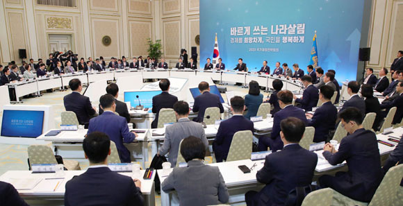 이날 논의된 내용은 2024년 예산안 및 2023~2027 국가재정운용계획에 적극 반영하고, 관계부처 협의를 거쳐 오는 9월초에 국회에 제출될 계획이다. ⓒ 연합뉴스