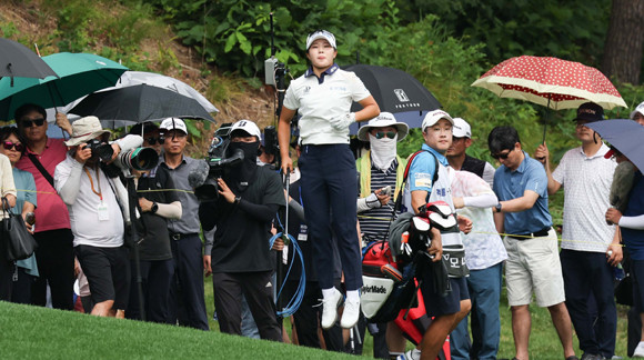고지우가 파이널 라운드 18번 홀에서 코스 파악을 위해 점프하고 있다. ⓒ KLPGA