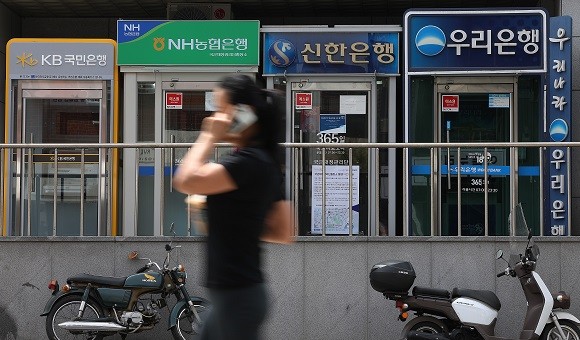 국내 은행 연체율이 지난 4월말 기준 0.37%로 32개월만에 최고 수준을 나타냈다. ⓒ 연합사진