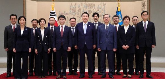 윤 대통령은 3일 용산 대통령실에서 신임 차관(급)에 임명장을 수여하면서 "이권 카르텔과 싸워달라"고 당부했다. ⓒ 연합뉴스