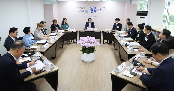 윤 대통령은 "아이 돌봄은 교육의 문제"라며 "세계 최고 수준의 교육과 돌봄이 이뤄질 수 있도록 다 함께 노력해야 한다"고 강조했다. ⓒ 연합뉴스