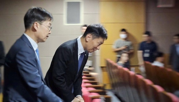 이복현 금융감독원장이 반부패·청렴 워크숍 행사장인 본원 2층 대강당에 입장하고 있다. = 장민태 기자