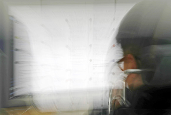 사진은 지난 2020년 한 모니터링 요원이 SNS에 올라온 선거 관련 게시글을 살펴보고 있는 모습. ⓒ 연합뉴스