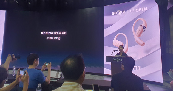 블랙과 베이지 두 가지 색상으로 출시되는 오픈핏은 오는 6일부터 샥즈 공식 홈페이지를 비롯한 온라인 플랫폼과 오프라인 매장에서 구매 가능하다. = 김경태 기자