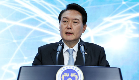 윤 대통령은 개회식 이후 재외 한인 2·3세와 국내 청년 100명이 모여 세계 각국의 과학기술 동향과 문화를 공유하는 홍보 부스를 참관하면서 학생들의 포부와 희망을 청취하고, 글로벌 인재로 성장하기를 바란다고 응원했다. ⓒ 연합뉴스