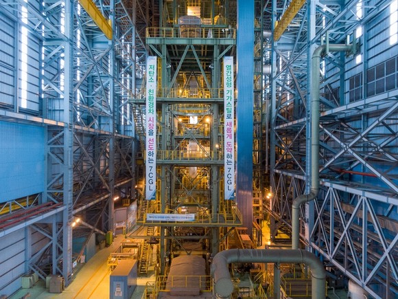 광양제철소에서 자동차용 기가스틸을 주력으로 생산하는 4도금공장 7CGL(Continuous Galvanizing Line, 용융아연도금라인). ⓒ 포스코