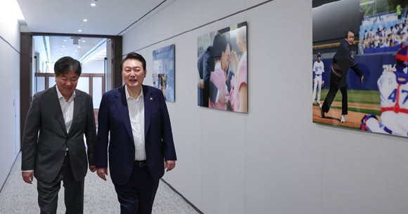 용산 대통령실 집무실에 윤 대통령의 외교 활동과 일상 모습이 담긴 '미니 사진전'이 게시됐다. ⓒ 대통령실