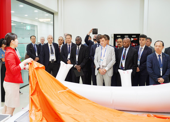 ICAO 항행위원회 관계자들이 비상탈출 실습실에서 티웨이항공 객실훈련 담당자에게 설명을 듣고 있다. ⓒ 티웨이항공