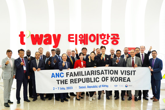 ICAO 항행위원회 관계자들과 티웨이항공 임직원들이 훈련센터 방문기념 단체사진을 촬영하고 있다. ⓒ 티웨이항공