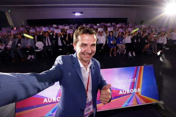 스테판 드블레즈 르노코리아 사장이 영업담당들과 온보드 더 오로라 행사 후 기념 촬영하는 모습. ⓒ 르노코리아자동차