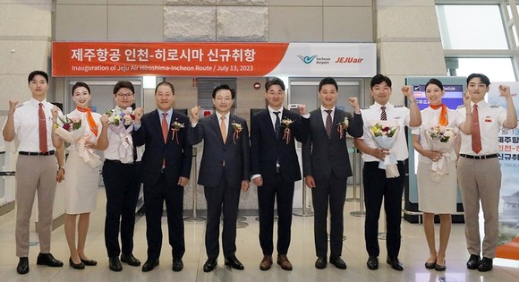 관계자들이 신규 취항편 승무원들과 기념촬영을 하고 있다. ⓒ 제주항공