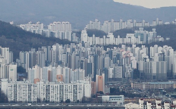 이창용 한국은행 총재는 "우리 가계부채는 부동산 시장과 밀접한 연관이 있기 때문에 급격하게 조정하면 의도치 않은 부작용이 생길 수 있다"고 설명했다. ⓒ 연합뉴스