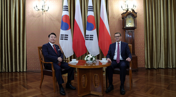 윤 대통령과 모라비에츠키 총리는 양국관계 발전의 밑거름이 되는 미래세대 교류 지원 확대에 공감했다. ⓒ 연합뉴스