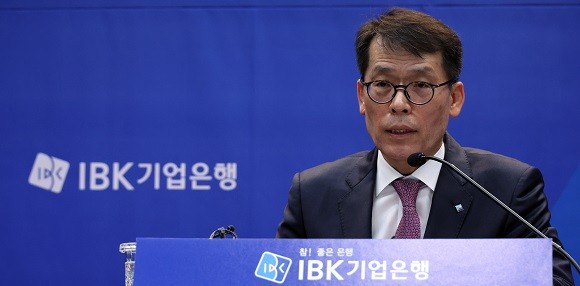 취임 100일 기념 기자간담회에서 발언 중인 김성태 기업은행장. ⓒ 연합뉴스
