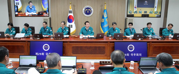 윤 대통령은 18일 용산 대통령실에서 주재한 국무회의에서 "집중호우로 피해 입은 국민들을 위해 정부의 가용자원을 모두 동원하라"고 지시했다. ⓒ 연합뉴스