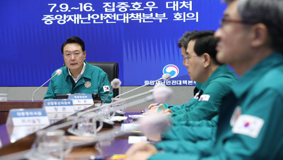 윤 대통령은 19일 집중호우로 대규모 피해가 발생한 13개 지자체를 특별재난지역으로 우선 선포했다. ⓒ 연합뉴스