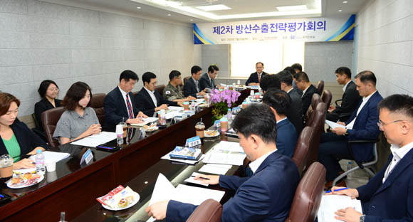 지난 4월 개최된 '제1차 방산수출전략평가회의'는 정부와 기업이 비전과 전략을 공유하고, 협력을 강화하는데 중점을 뒀다. ⓒ 대통령실