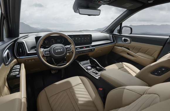 실내는 수평적인 조형을 통해 와이드한 이미지를 강조했다. ⓒ 기아