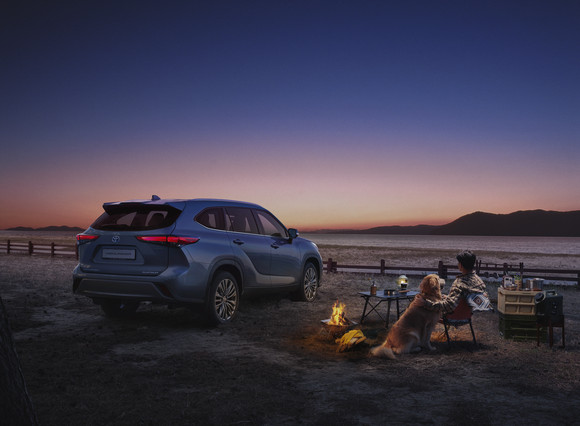 후면부의 리어펜더로 하이랜더만의 존재감을 확인할 수 있다. ⓒ 토요타코리아