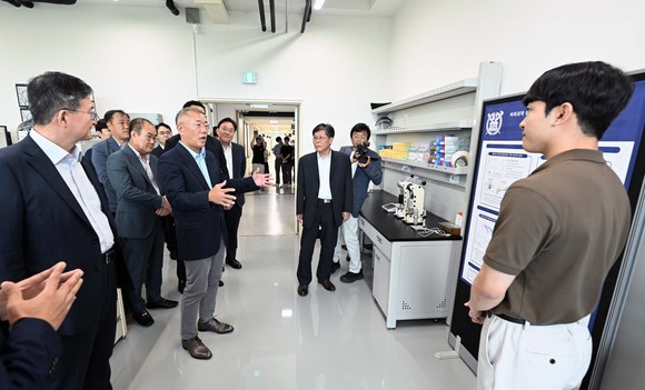 정의선 회장이 학생과 배터리 기술에 대한 이야기를 나누고 있다. ⓒ 현대자동차그룹