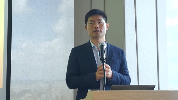 김남용 큐리옥스바이오시스템즈 대표가 27일 열린 IPO 기자간담회에서 프레젠테이션을 진행 중인 모습. = 박기훈 기자