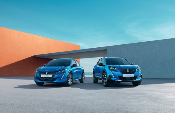왼쪽부터 푸조 e-208과 e-2008 SUV. ⓒ 스텔란티스 코리아