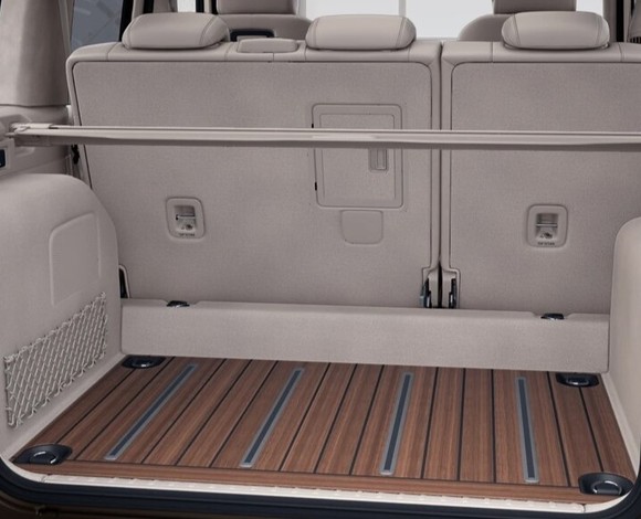 수작업으로 제작된 G 마누팍투어 체리 우드 러기지 컴파트먼트 플로어. ⓒ 메르세데스-벤츠 코리아